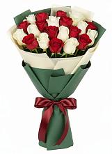 Букет Микс из красных и белых роз в Беково