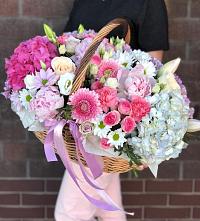Цветочная композиция из Розы, Хризантемы, Пионы и Лизиантусы в корзине в Беково
