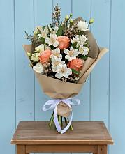 Букет цветов из:  Альстромерии, Лизиантусы, Розы и Хризантемы в Беково