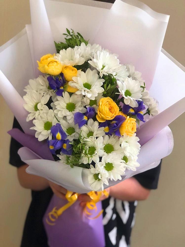 Букет цветов из: Ирисы, Хризантемы и Розы в Беково