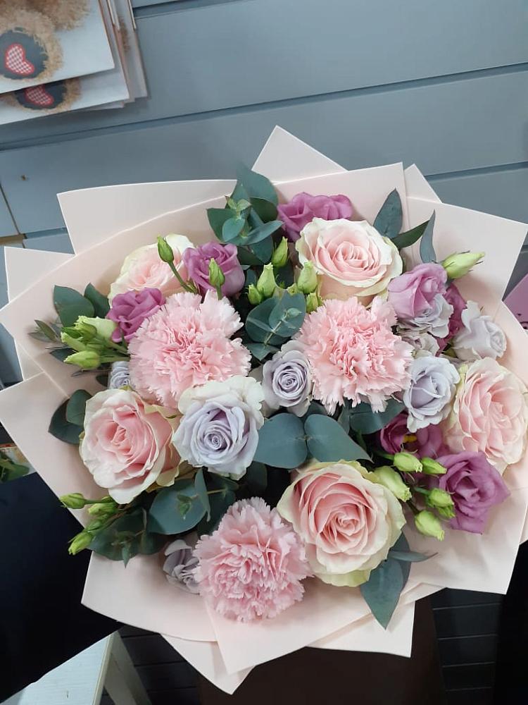 Букет цветов из: Розы, Гвоздики и Лизиантусы в Беково