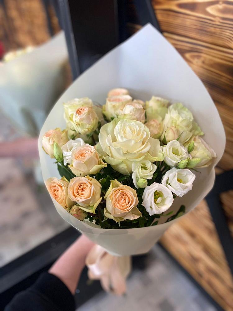 Букет цветов из: Розы и Лизиантусы в Беково